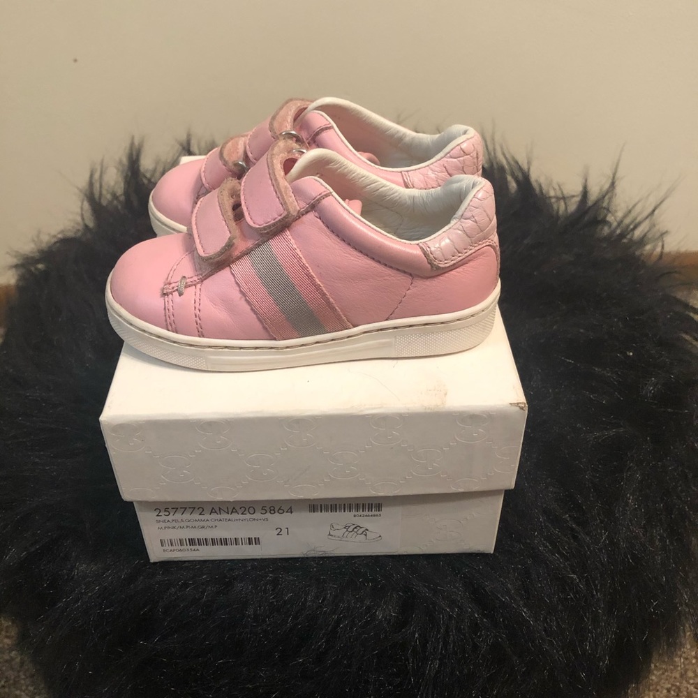 Gucci pink crocodile printed leather shoe